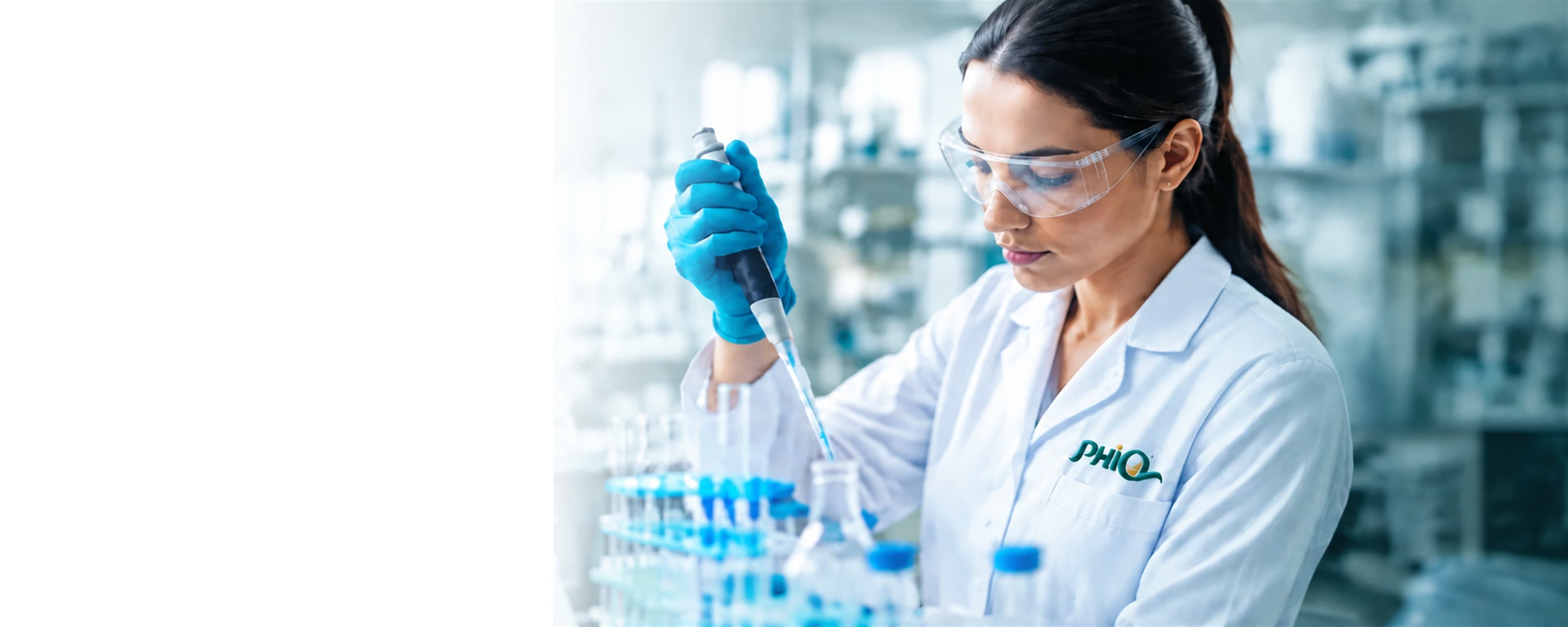 Profissional PHIQ em laboratório, com jaleco e óculos de proteção, trabalhando com pipeta